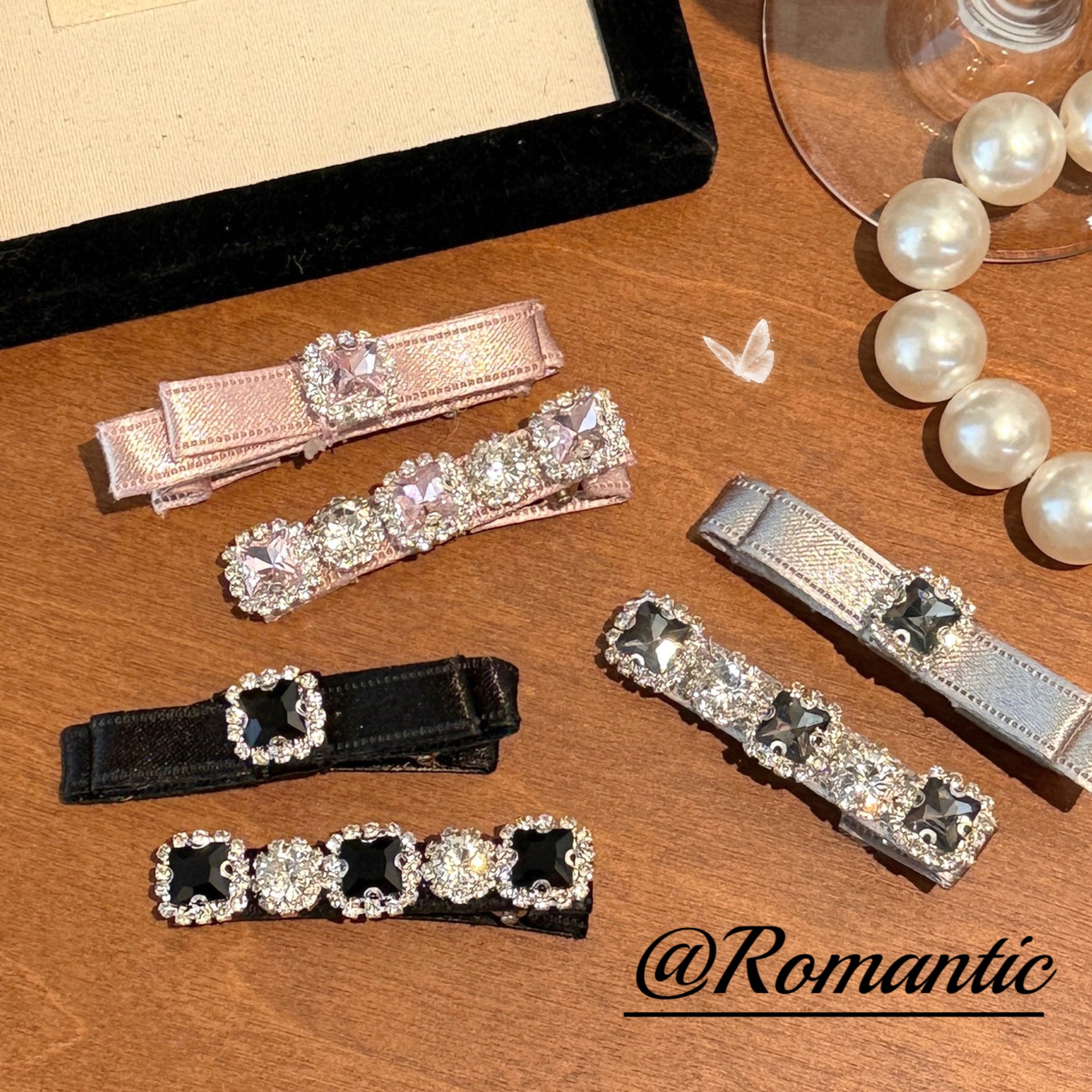 The high-end appearance level of the light luxury diamond hair clip is elegant and versatile. The full diamond duckbill clip is sweet and cool with a touch of gold. The bangs clip is a water diamond hair accessory details Picture