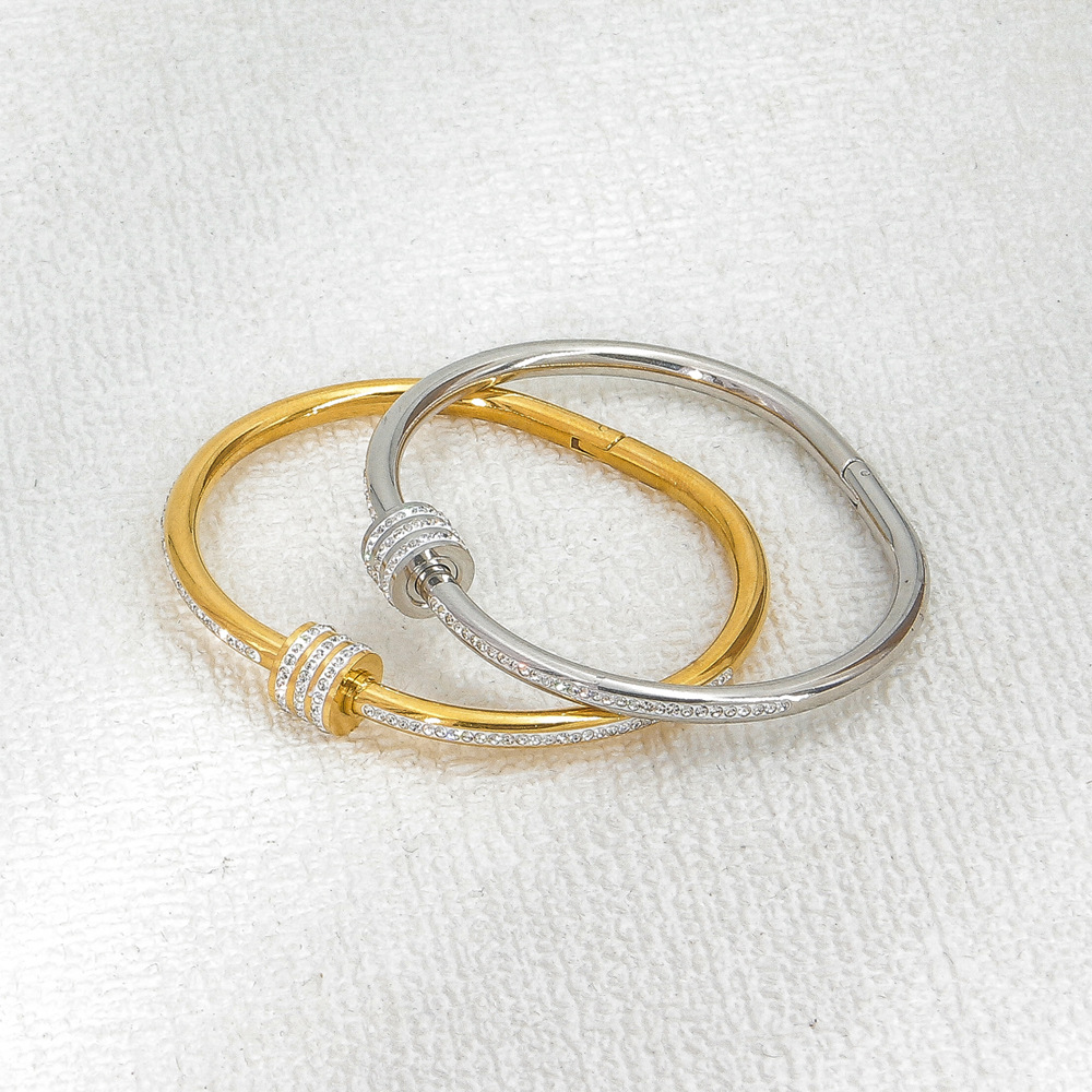 European and American cross-border jewelry metal high-end stainless steel bracelet, women's clasp with diamonds, light luxury, exquisite and grand gold plating Application Scenario