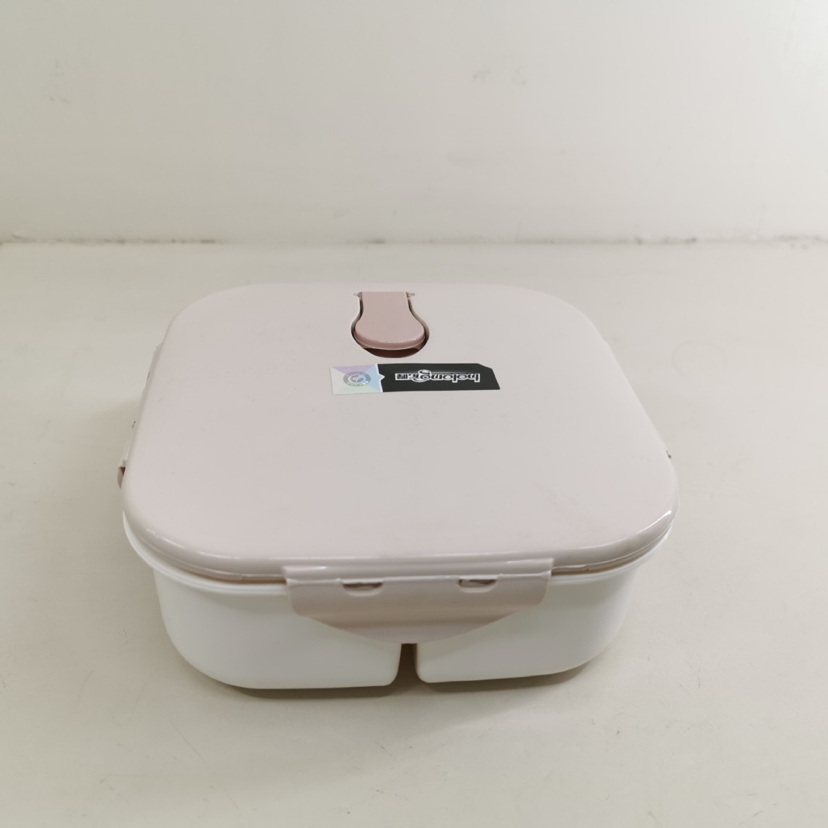 A square plastic lunch box with a spoon and fork that can be heated in a microwave oven, a student lunch box with three compartments, 1217 details Picture