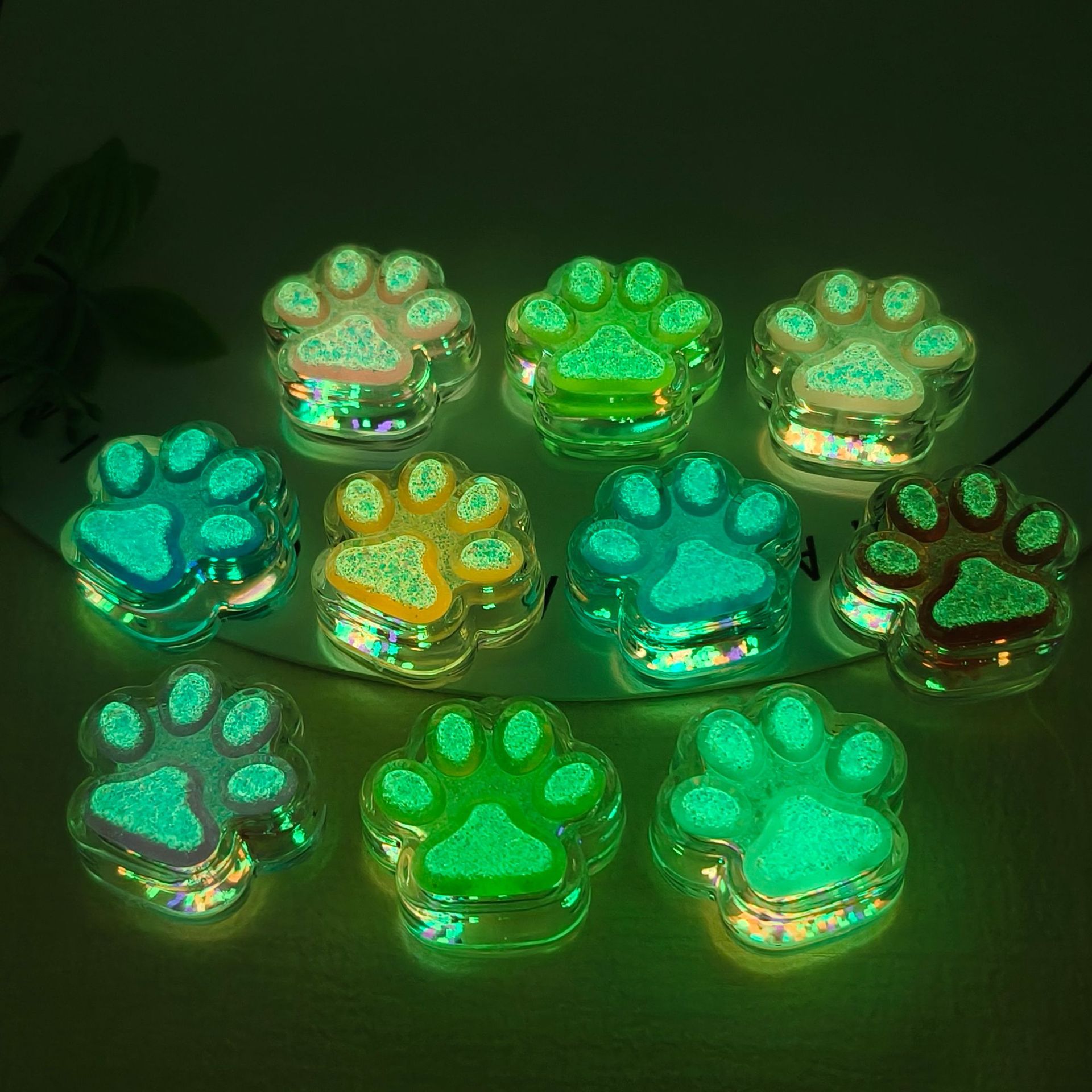10-color double-sided luminous flowing sand cat paw pendants, keychains, bags, schoolbags, accessories and ornaments, best-selling gifts for festivals Specification image