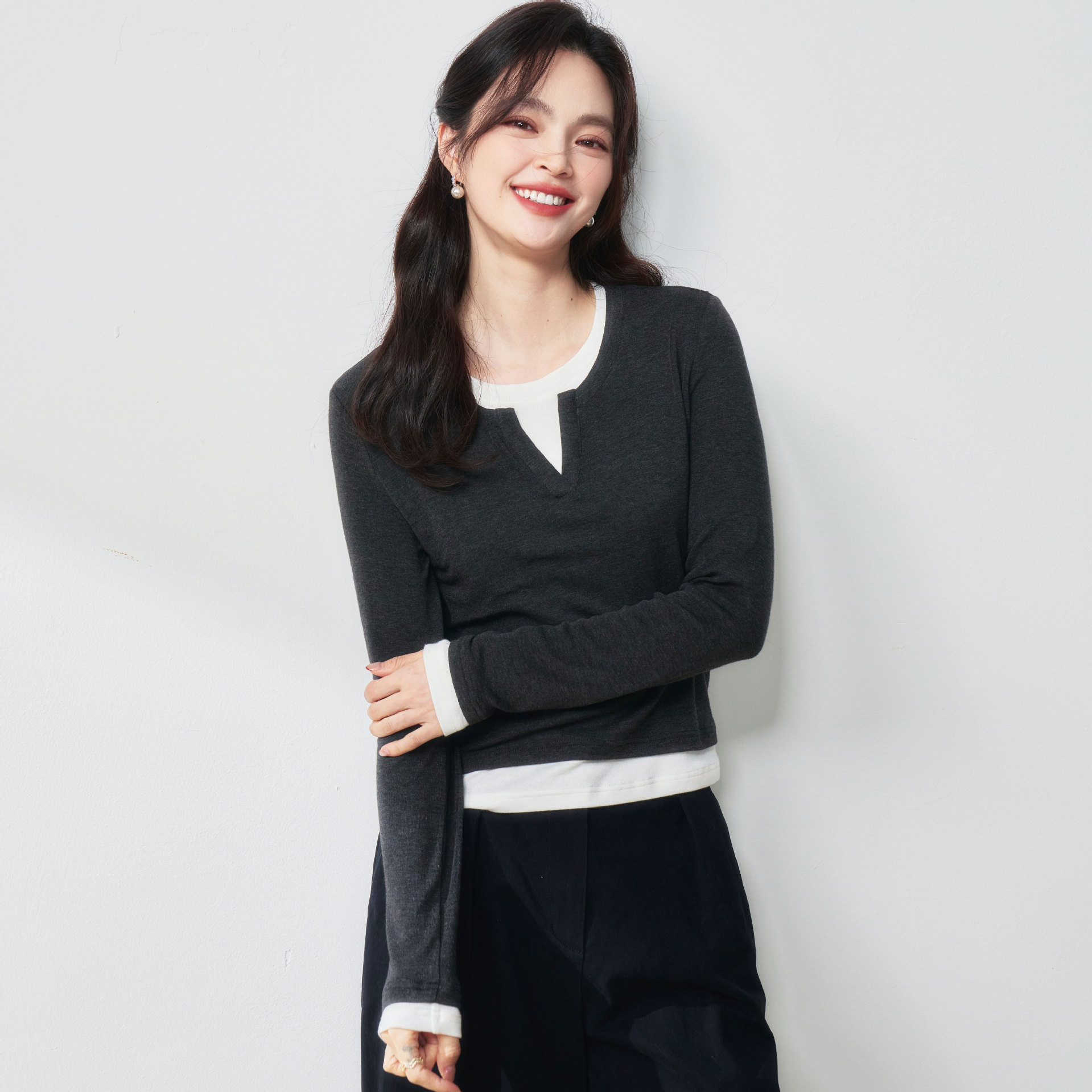 For the spring break of 25, two V-neck knitted sweaters are fashionable and versatile. A T-shirt makes you look slimmer and gives you a laid-back vibe. Long-sleeved casual top 25123 Item Picture