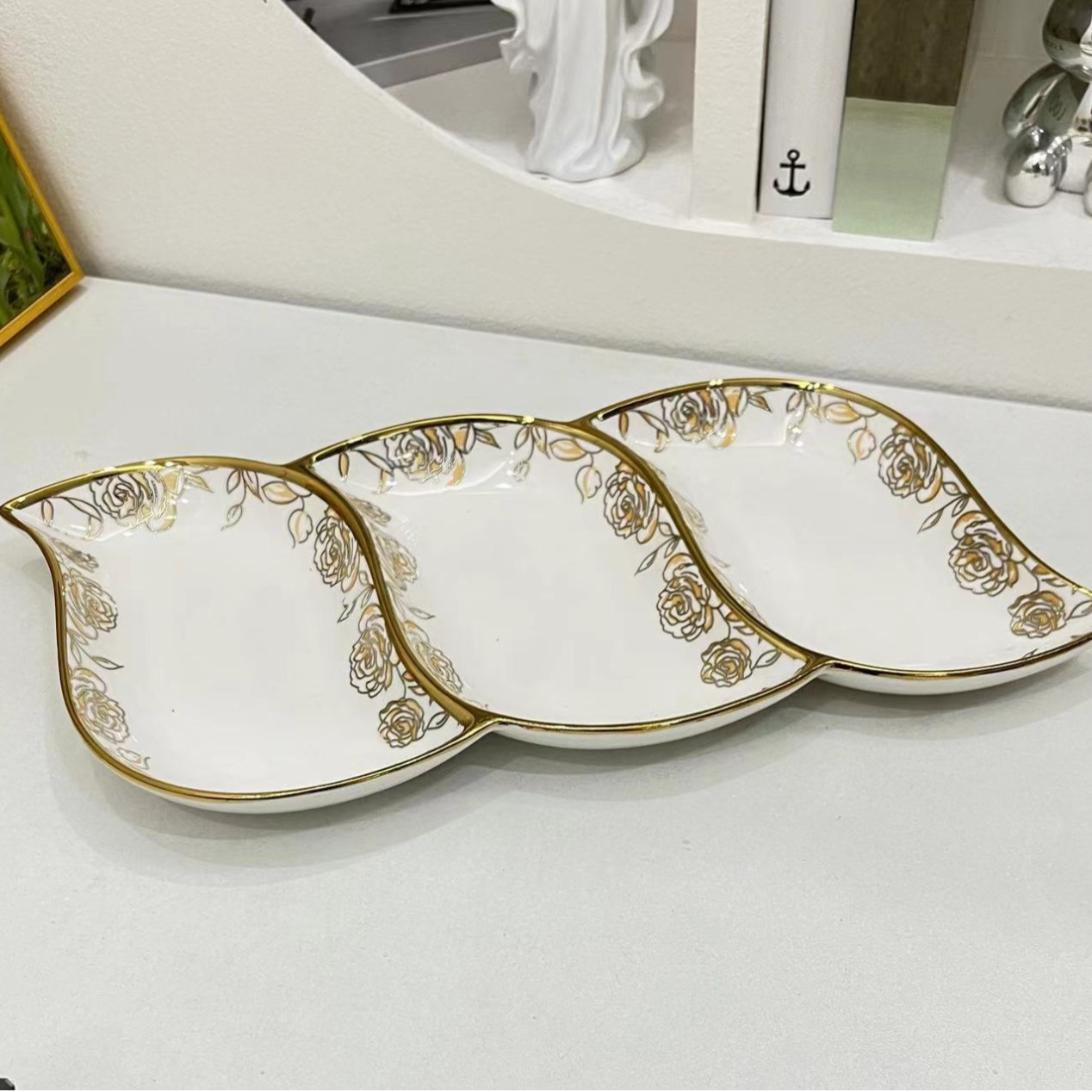 New high-end appearance level light luxury fruit plate, Arab-style hotel banquet, retro fruit plate with handle, pet gold luxurious gold edge transparent light luxury tray, cross-border tray, tea tray, fruit tray, pastry, tea tray, water cup tray