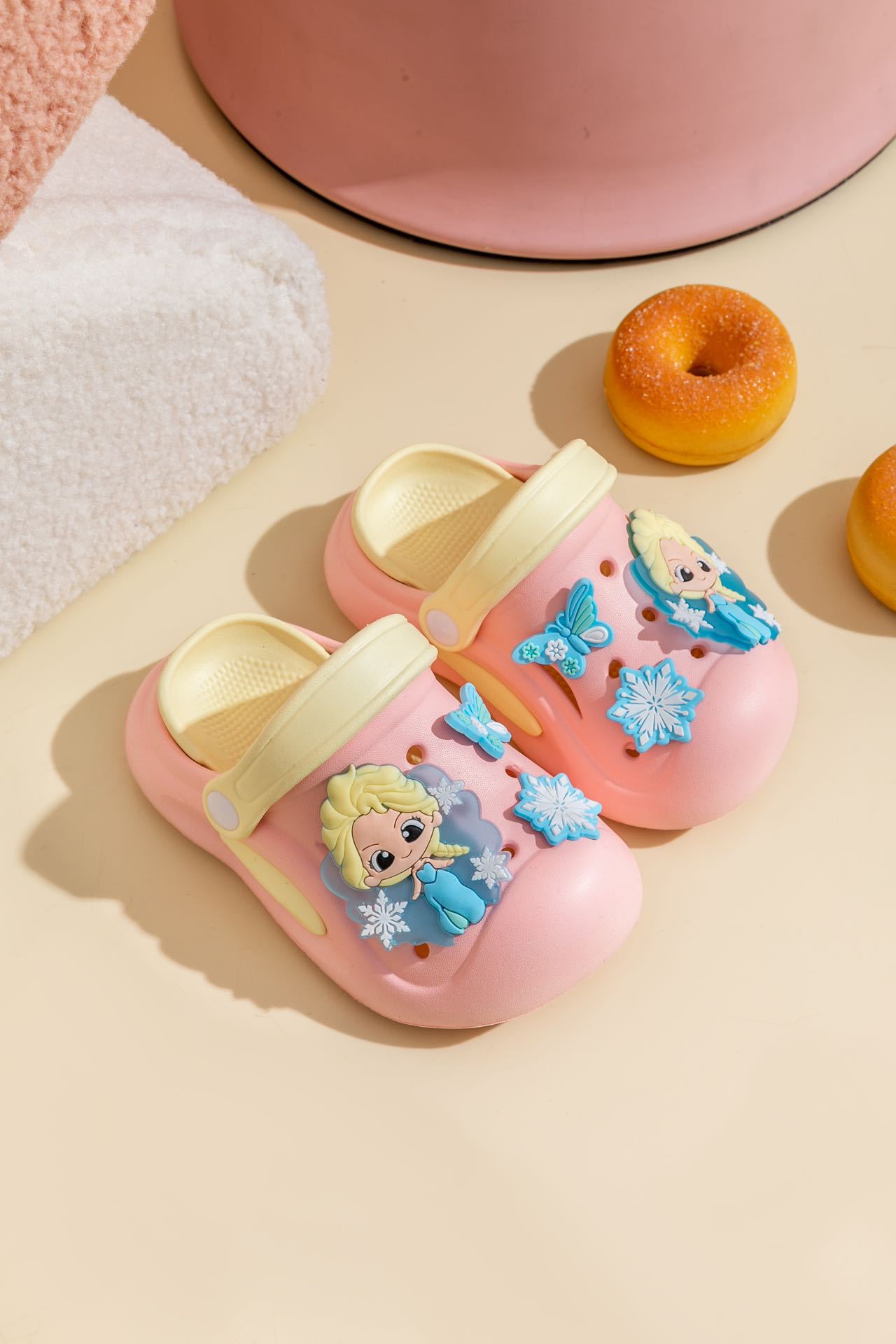 New cross-border children's crocs, indoor and outdoor soft-soled infant slippers, cartoon two-color flip-top crocs Application Scenario