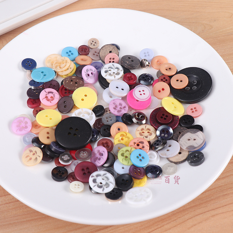 Fabricante al por mayor color cuatro ojos plastic button niños handmade DIY sticky button workwear button Application Scenario