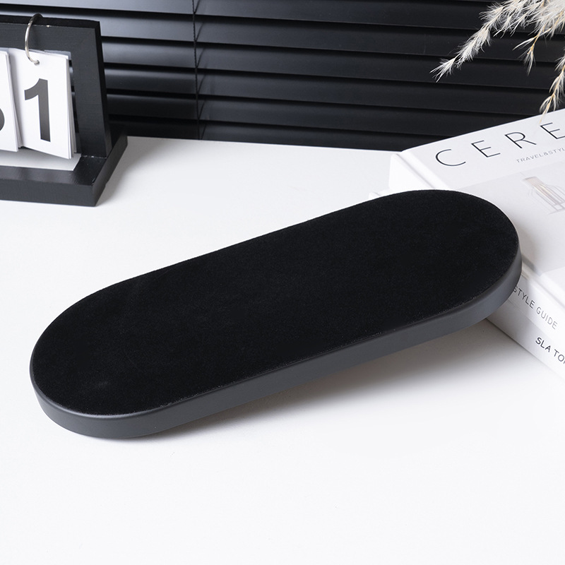 Creative metal ornaments, decorative trays, desktop ornaments, storage trays, entrance hall aromatherapy, oval leather storage plates Application Scenario