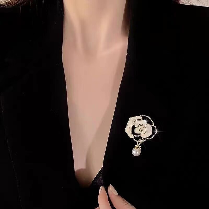 High-end pearl, exquisite, fine, sparkling oil, camellia brooch, pin, Korean-style anti-glare clothing and accessories wholesale Specification image