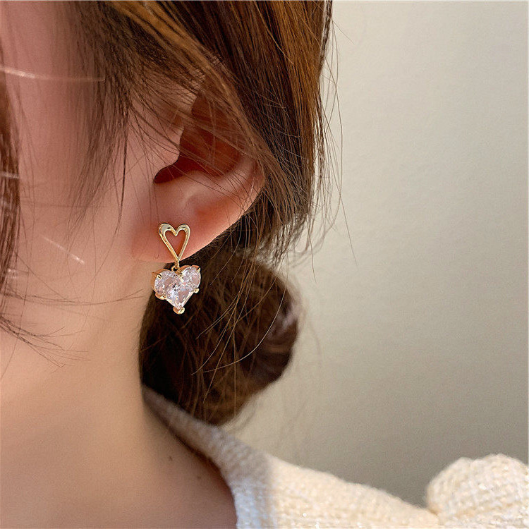 The heart-shaped zircon earrings exude a goddess-like charm and are a high-end Korean Internet celebrity. The silver needle stud earrings are a new trend of earrings in 2021 Specification image