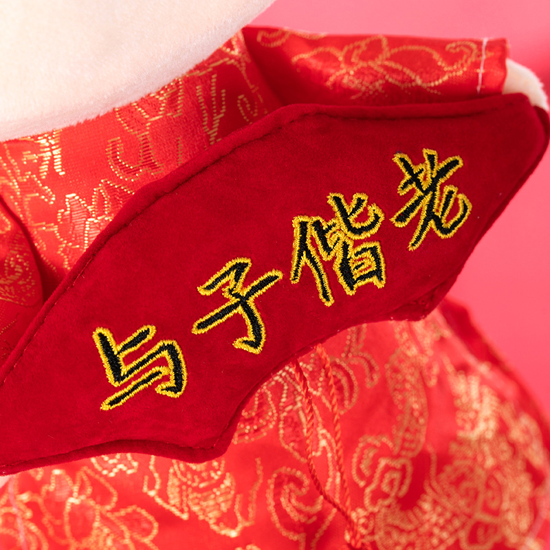 A pair of wedding bed dolls sold directly by the manufacturer. Chinese-style dolls for friends to give at the wedding. Golden boy and jade girl holding hands Specification image