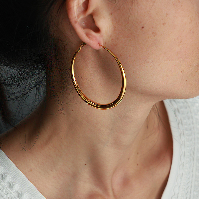 New Hong Kong-style retro exaggerated large circle hollow earrings, elegant and cold style titanium steel gold-plated ear rings and earrings Specification image