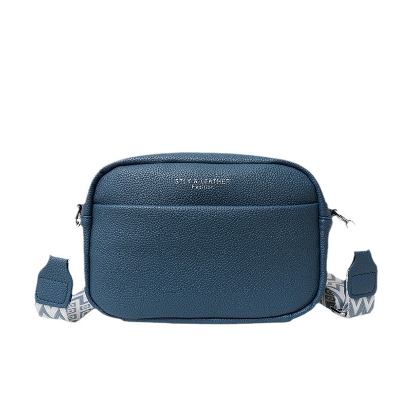 跨境外贸女包新款简约宽肩带斜挎包软皮单肩斜挎包女士小方包白底实物图