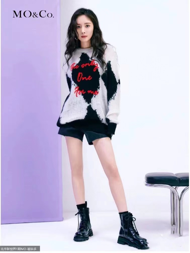 The 2022 autumn collection features a laid-back and high-end look. It's the same diamond-patterned color-blocking sweater as Yang Mi's. It's a loose mid-length knitted sweater for women details Picture