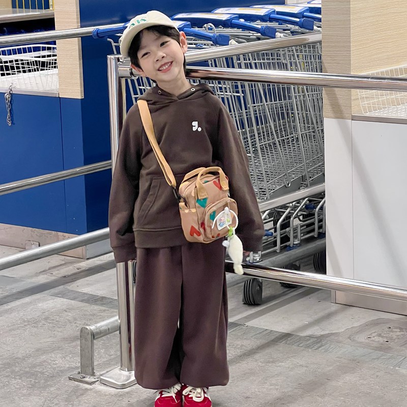 Cute cartoon single-shoulder bag for boys and girls, sweet heart-shaped printed baby square bag, 2025 new style children's crossbody bag Application Scenario