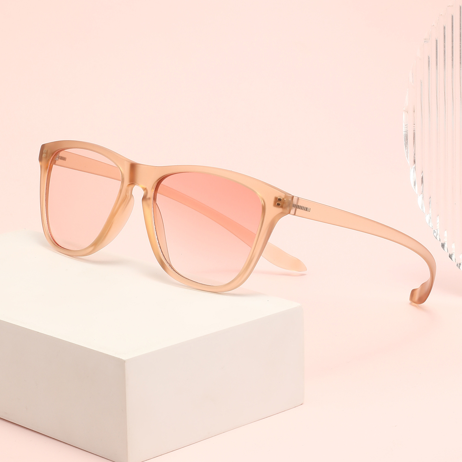 新款太阳镜批发轻盈男女士时尚墨镜防紫外线女款双色眼镜