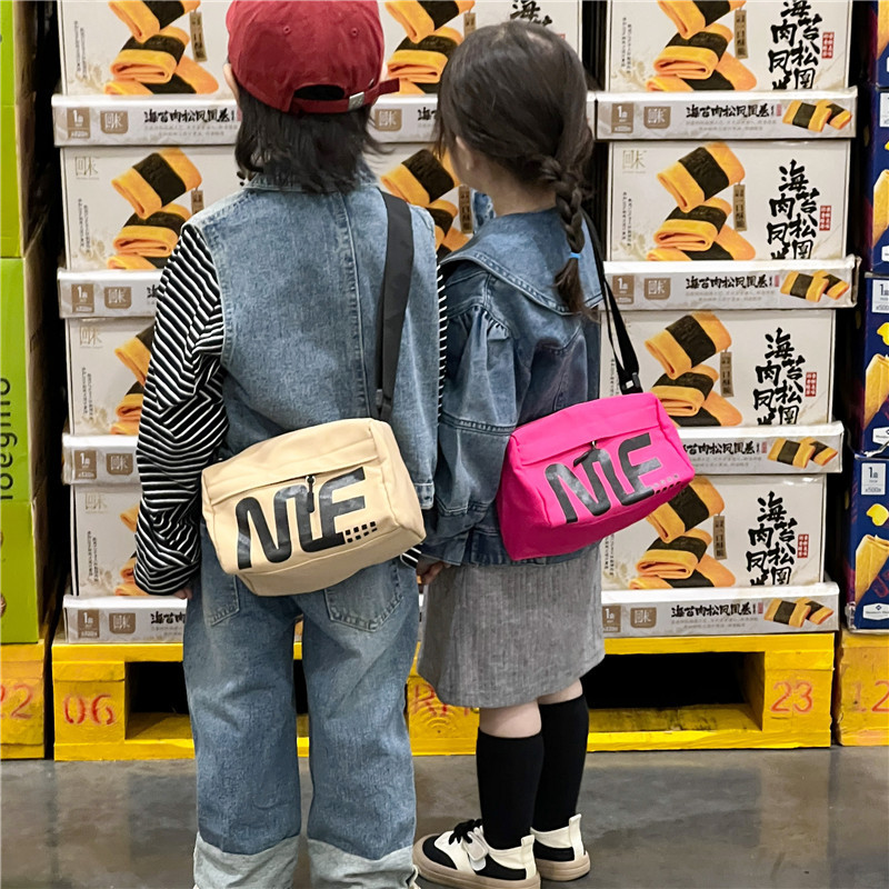 A trendy and cool children's bag, a fashionable crossbody bag for boys in 2025, a trendy and stylish accessory bag for girls and babies going out Application Scenario