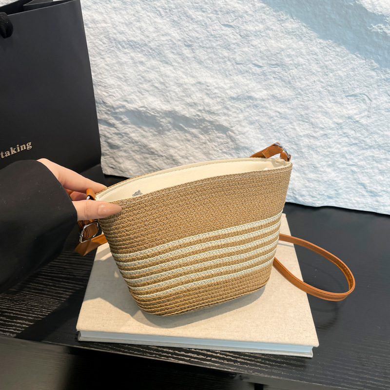 春季流行度假风草编水桶编织包女海边大容量百搭单肩斜挎小包时尚