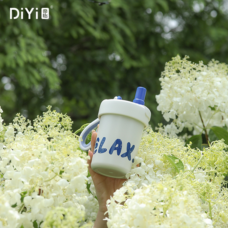 Di Yi High Appearance Level Trend Coffee Cup Inside And Outside 304 Student Ins Wind Portable Hand-Held Tea Thermos Cup Application Scenario