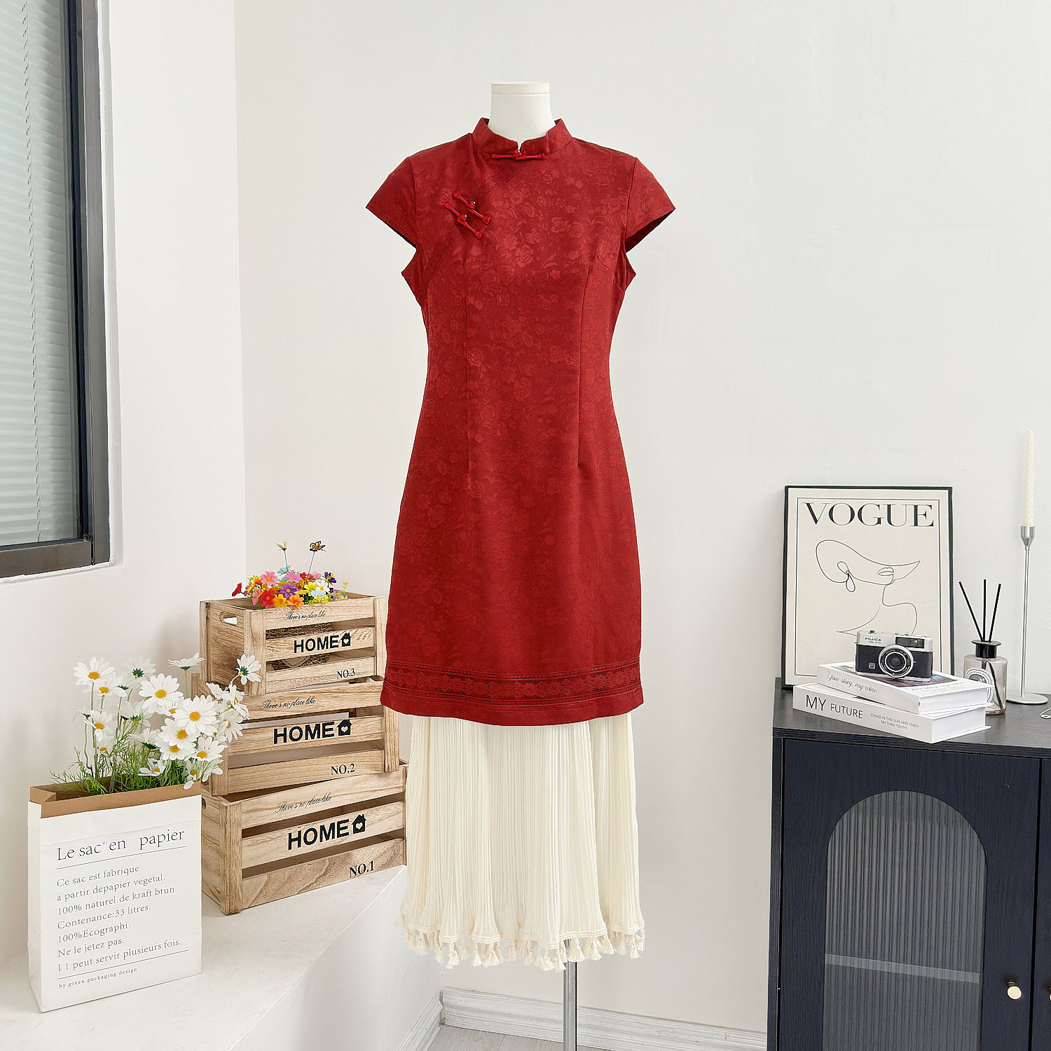 Two improved cheongsam dresses for women in spring and summer from the new Chinese-style style of "Guochao Xile" are elegant and grand, with tassel patchwork short-sleeved dresses Application Scenario