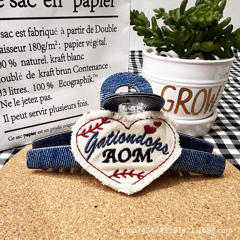 Boss Ge's original design of the heart-shaped denim shark clip imitates the denim grid style, presenting a unique Korean and Japanese style for women