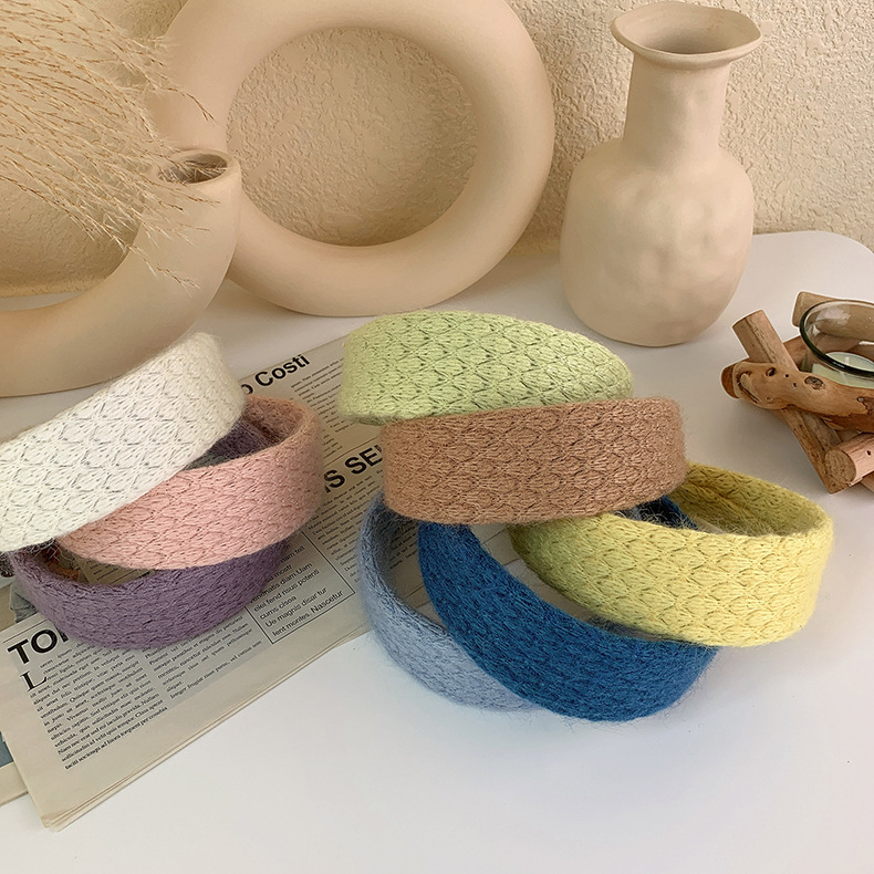 Retro woolen hairband, woolen knitted headband, wide-edge hairpin, trendy and stylish compression hair accessory, headwear, versatile for women when going out Application Scenario