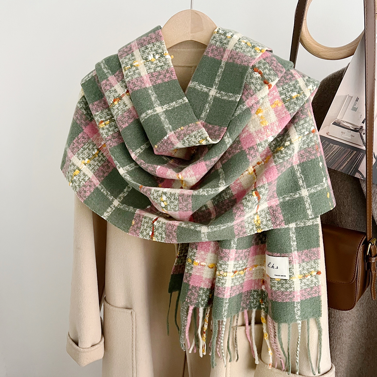 A new checkered scarf from Japan and South Korea for women, exuding a high-end feel in autumn and winter. It's a versatile Korean-style thick and warm faux cashmere scarf shawl Specification image