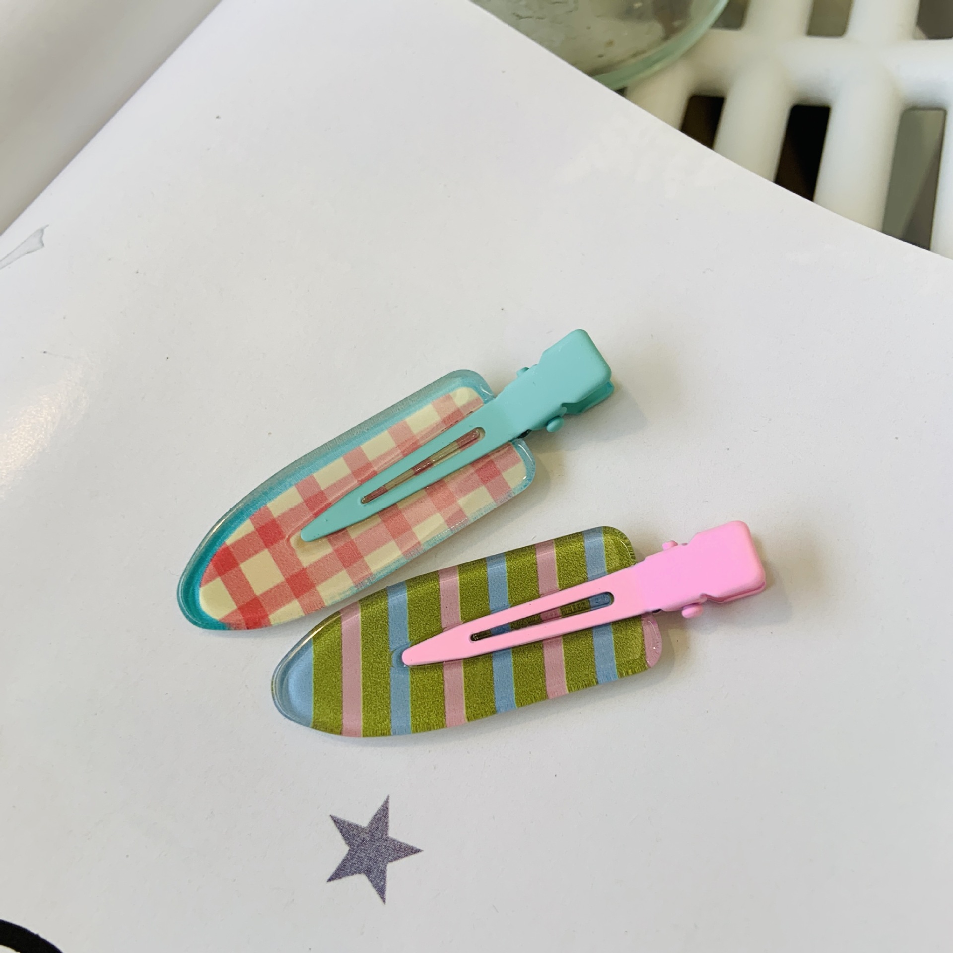 Candy-colored checkered hair clips, sweet ins seamless clips, y2k hair clips, duckbill clips, side clips, fringe clips, cross-border Application Scenario