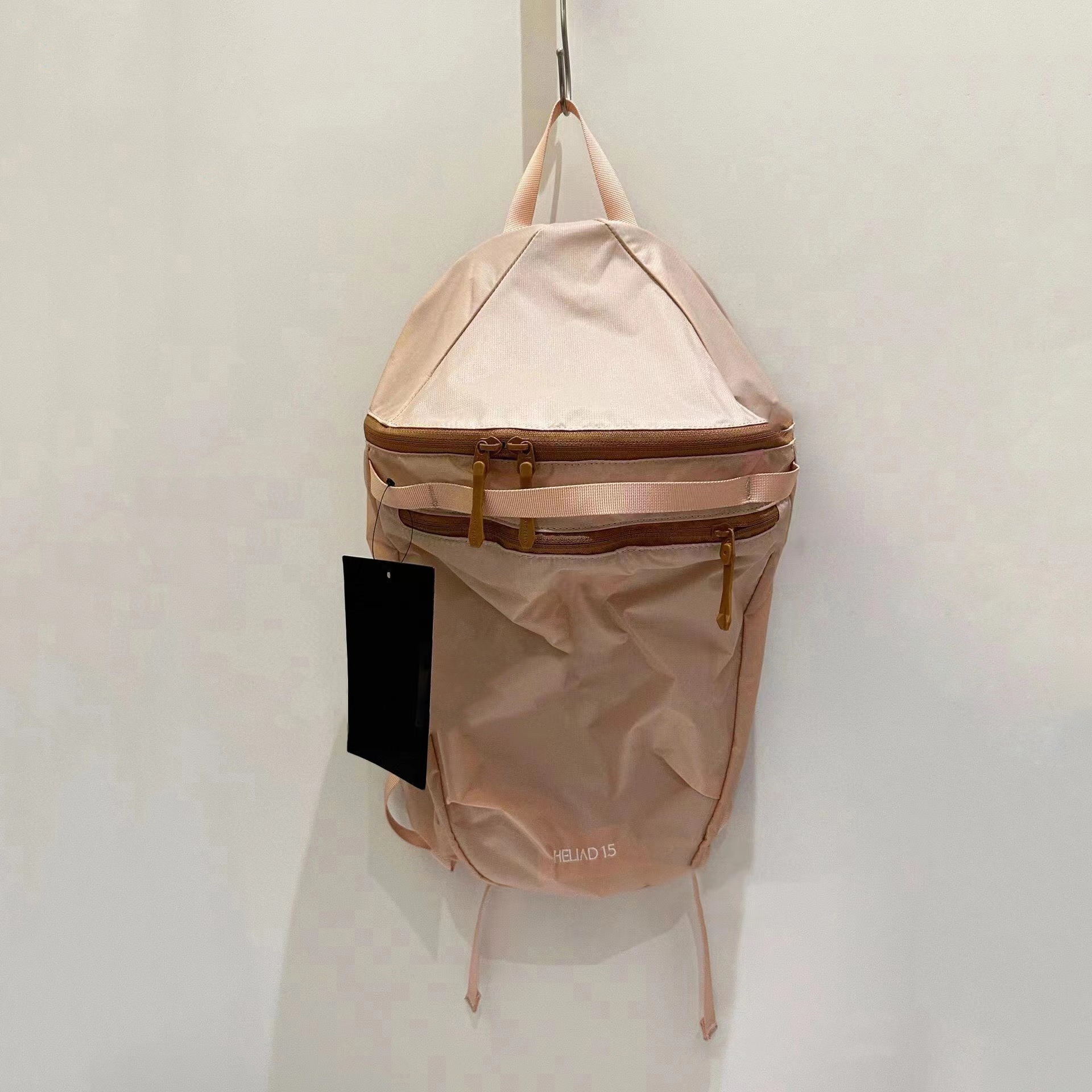 The chicken skeleton backpack heliad15L is a lightweight outdoor hiking backpack for both men and women, and a portable waterproof bag for casual hiking Application Scenario