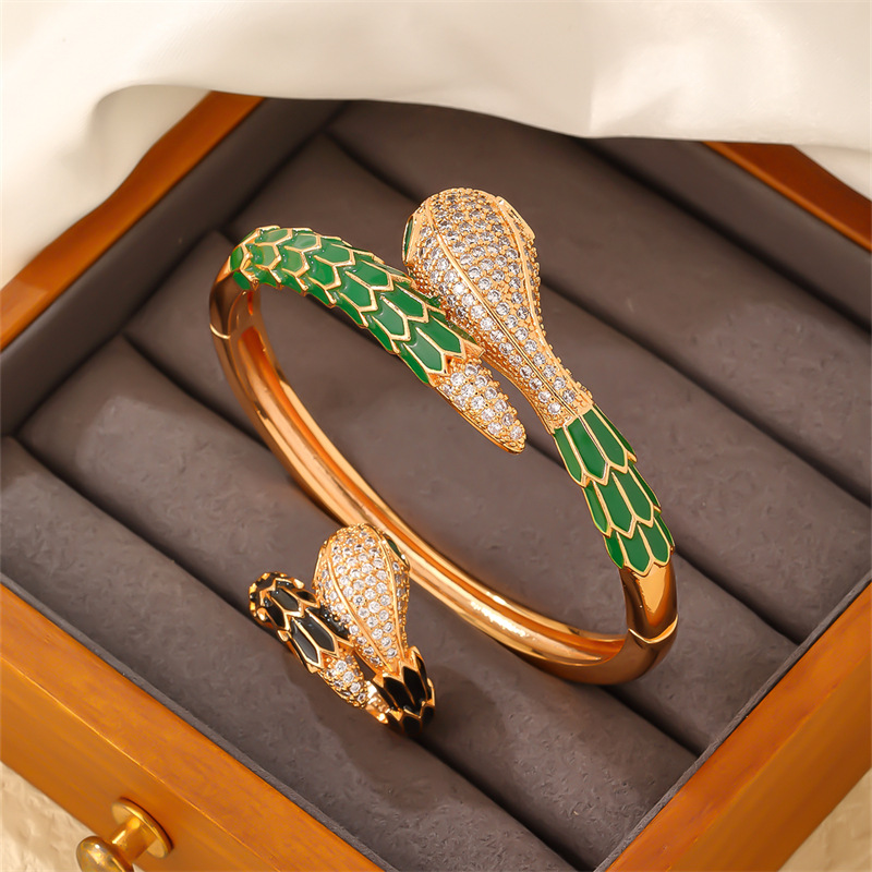 Snake-shaped jewelry set, Kashi accessories, cross-border full-diamond zircon bracelet ring from Europe and America, light luxury and individual, heavy heavy leopard head Application Scenario