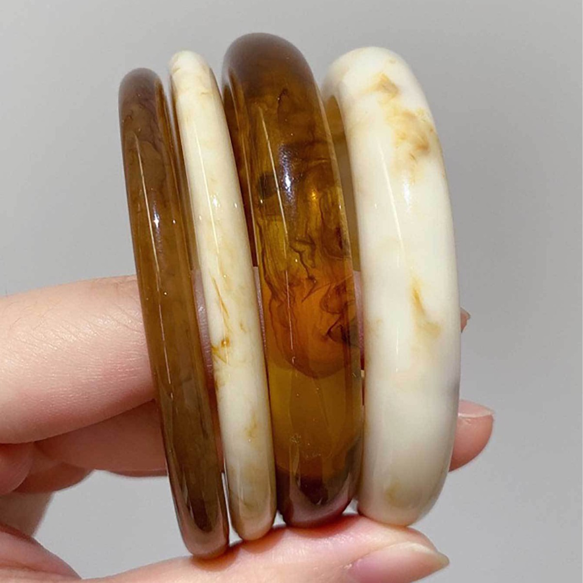 Amazon Shein's best-selling bracelet, a minimalist style acrylic marble-patterned retro bracelet for women Application Scenario