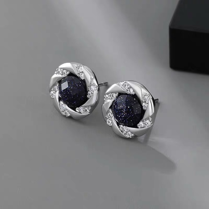 Earring men's trend micro-inlay zircon high-end and elegant single earrings 2024 model Ear piercing personalized earrings for women Application Scenario