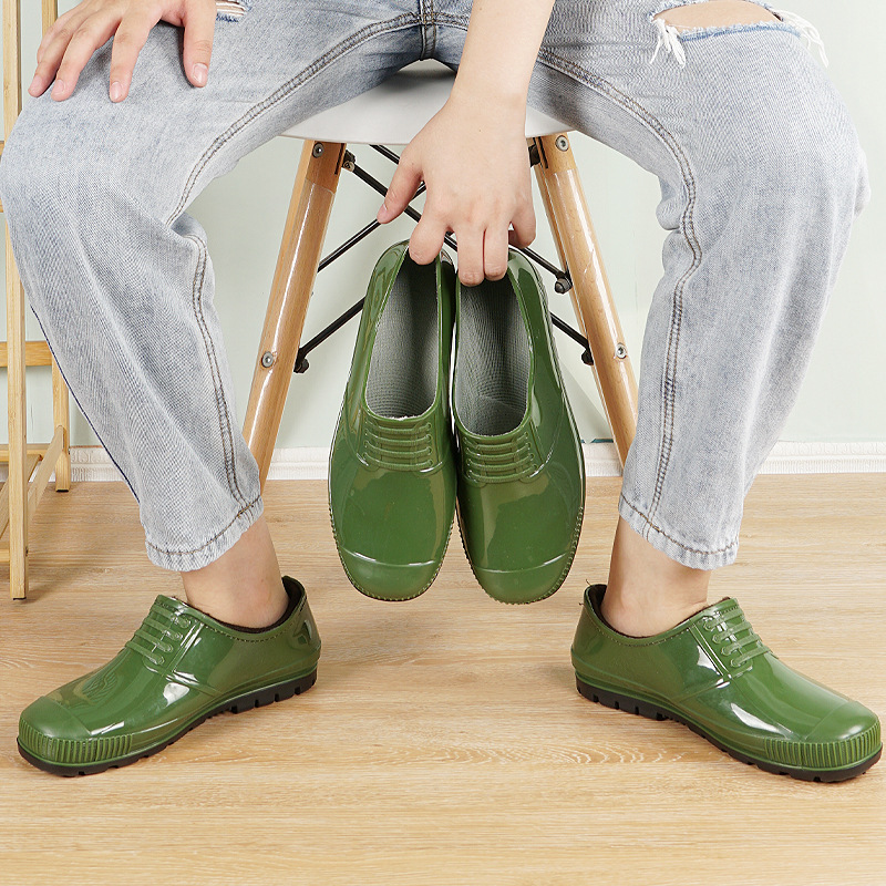 男式雨鞋实物图