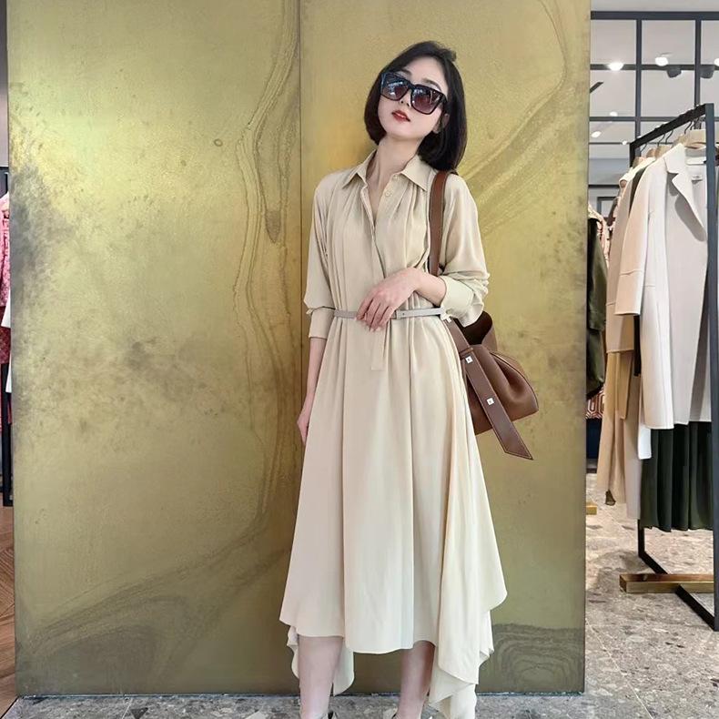 The new shirt collar from M is elegant and slimming, with a cinched waist. It features a long-sleeved and long dress with a high-end and girlish style made of mulberry silk