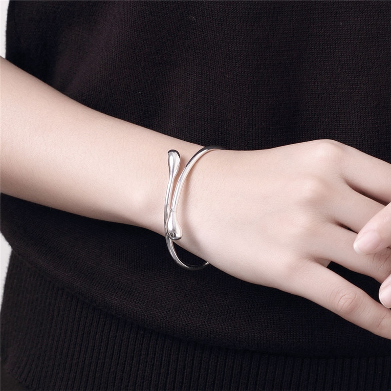 Wholesale of fashionable open water drop bracelets, European and American accessories, women's bracelets in stock, simple wristbands