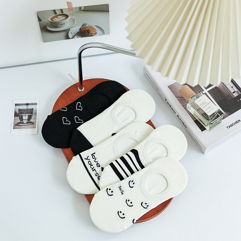 Black And White Invisible Women's Socks Personality Ins Wind Boat Socks Fashion Trend All Match Women's Invisible Socks Wholesale Application Scenario
