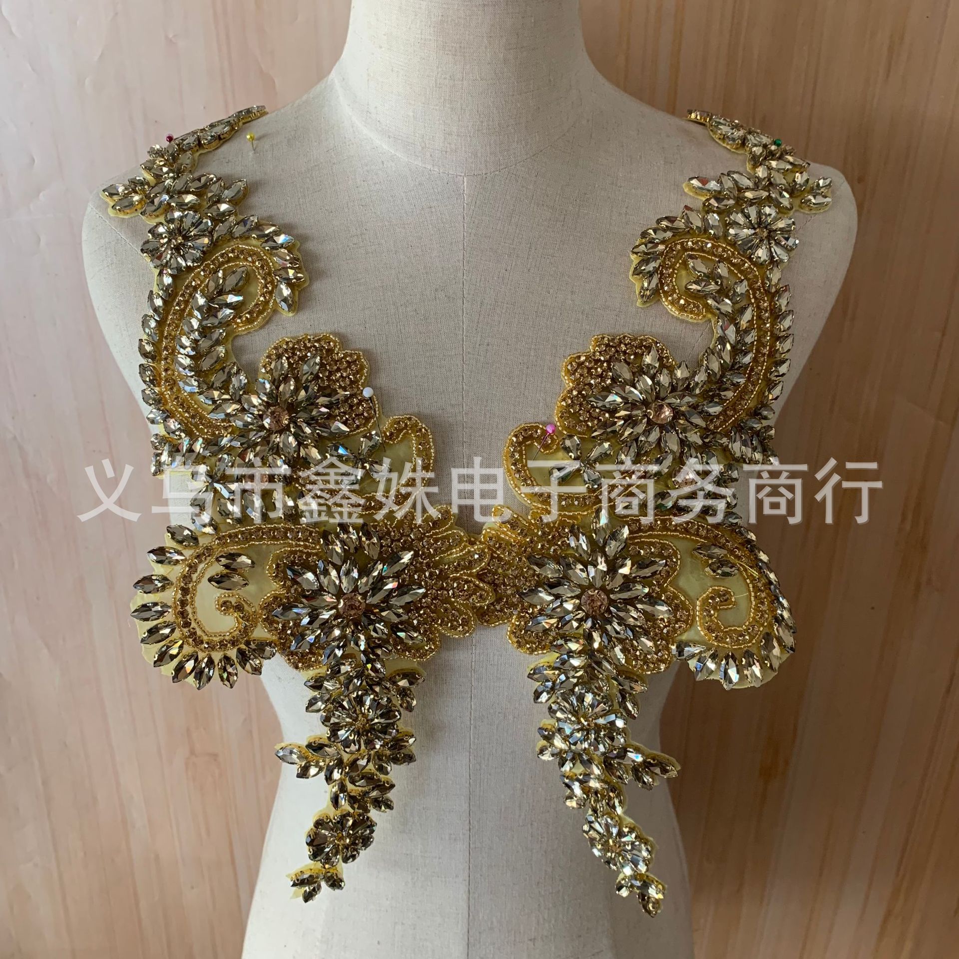 Vidrio industrial pesado taladro de encaje tridimensional contra flores vestido de novia accesorios