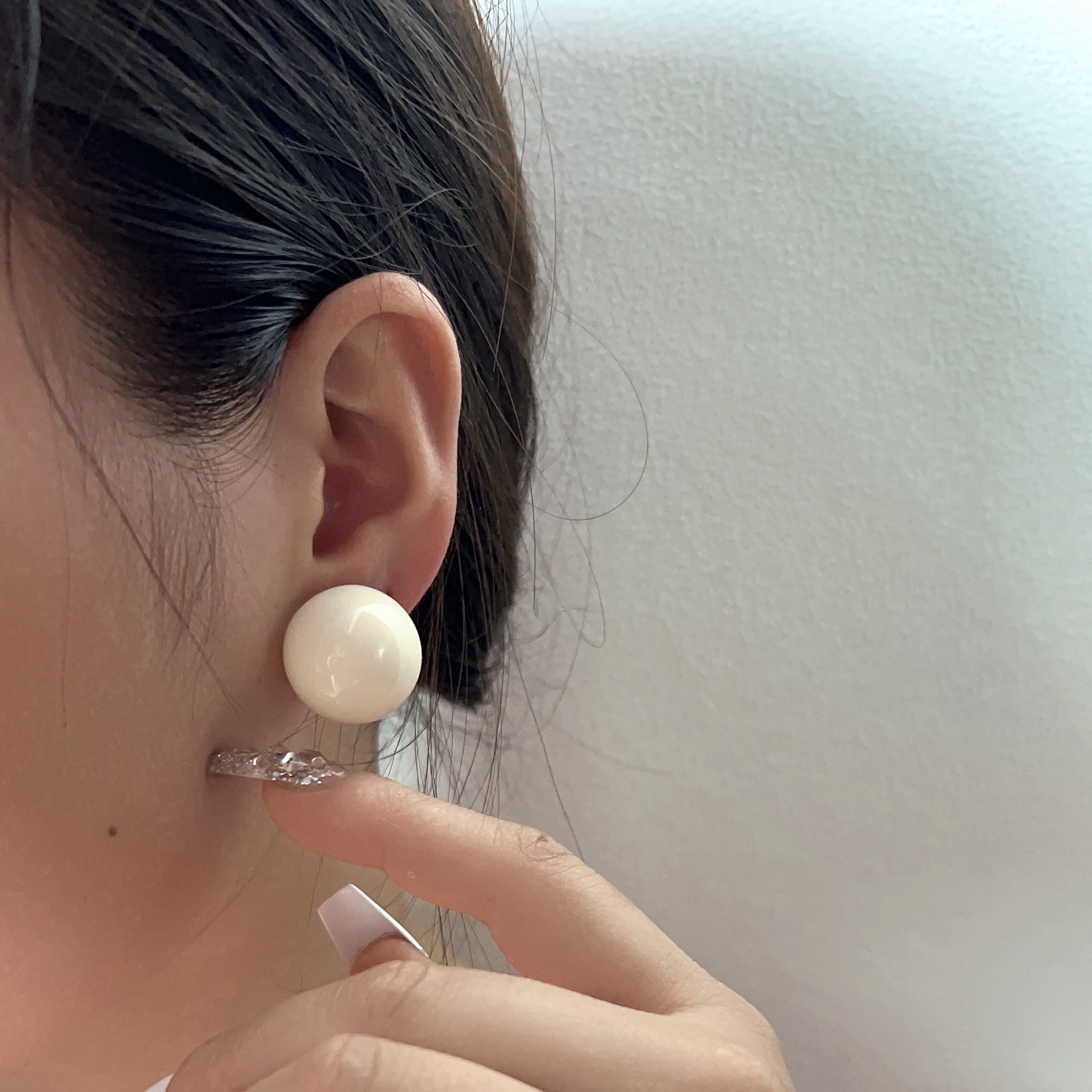 Macaron pearls! The new dopamine girl acrylic stud earrings are sweet, fresh and cute. The round and adorable earrings are trendy Application Scenario