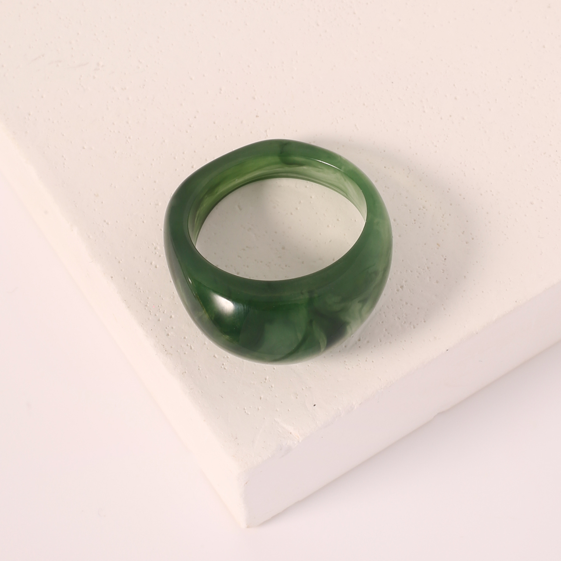 Wholesale of fashionable, retro acrylic resin rings, French niche design transparent rings for women's index fingers Application Scenario