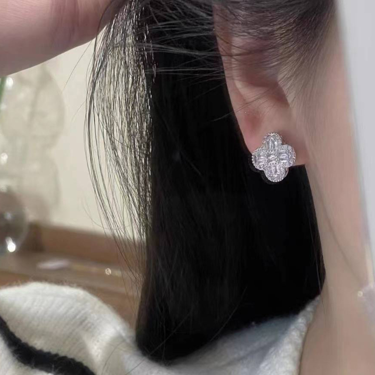 Simple Full Diamond Zircon Four-Leaf Clover Earrings Female Niche Network Red Temperament 2023 New S925 Silver Needle Earrings