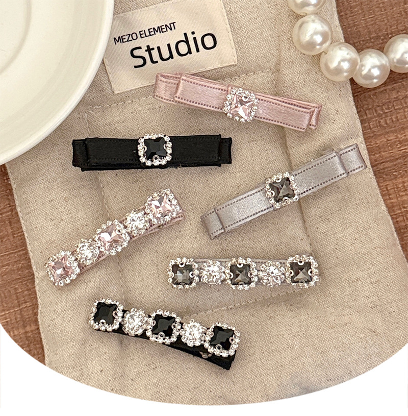 The high-end appearance level of the light luxury diamond hair clip is elegant and versatile. The full diamond duckbill clip is sweet and cool with a touch of gold. The bangs clip is a water diamond hair accessory pic 1
