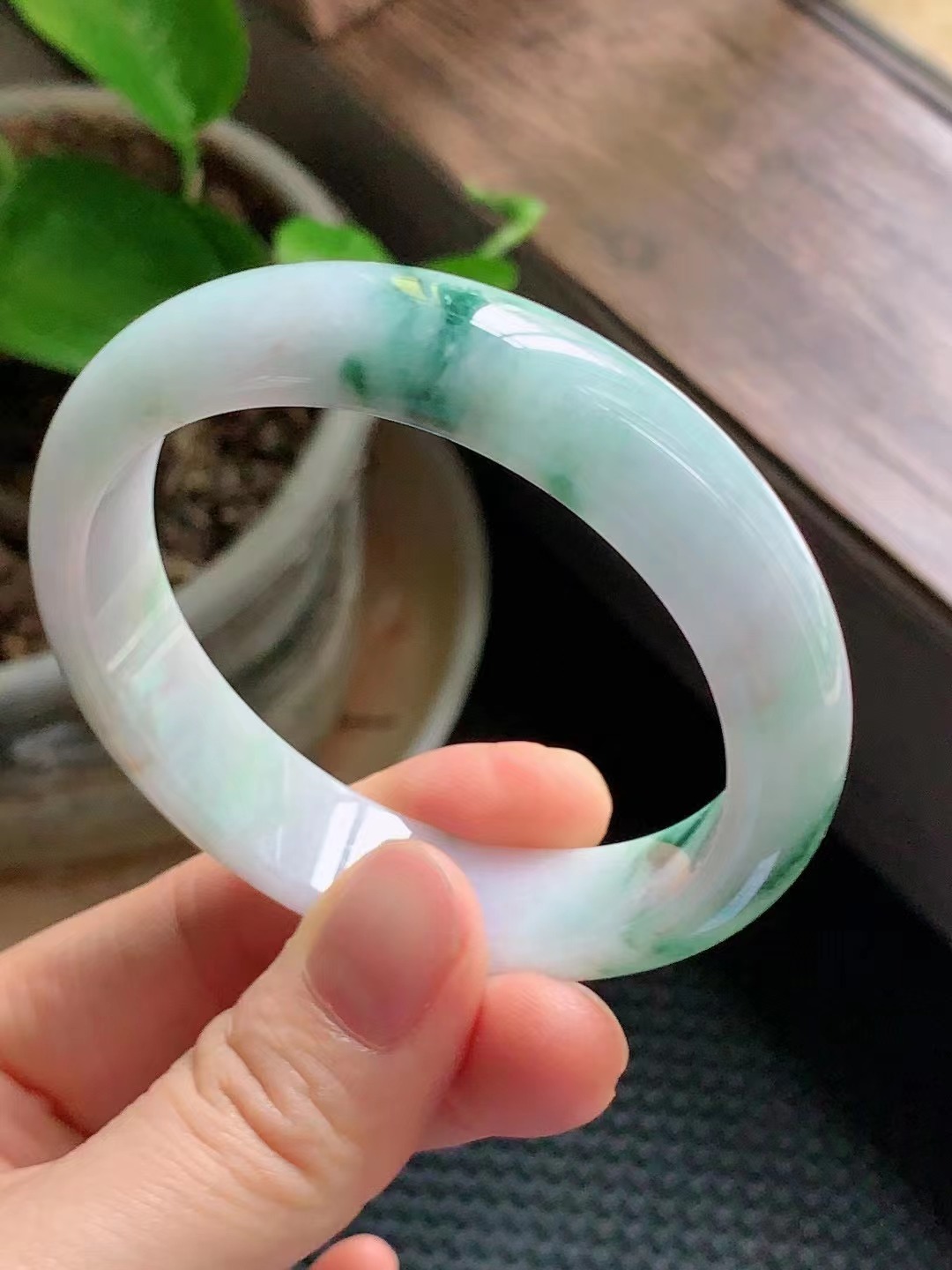 Natural jade bracelet A genuine product with certificate, natural light photo jade bracelet, natural jade jewelry Specification image