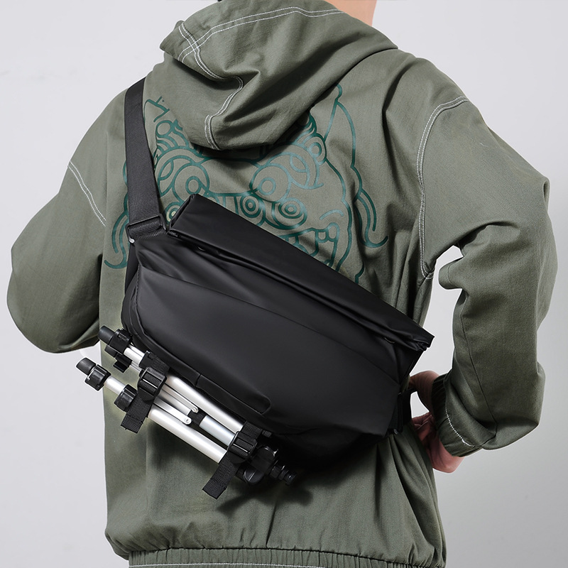 2023 New Fashion Brand Men's Crossbody Bag Wholesale Waterproof Ipad Multi-Functional Chest Bag Cool Diagonal Shoulder Bag details Picture