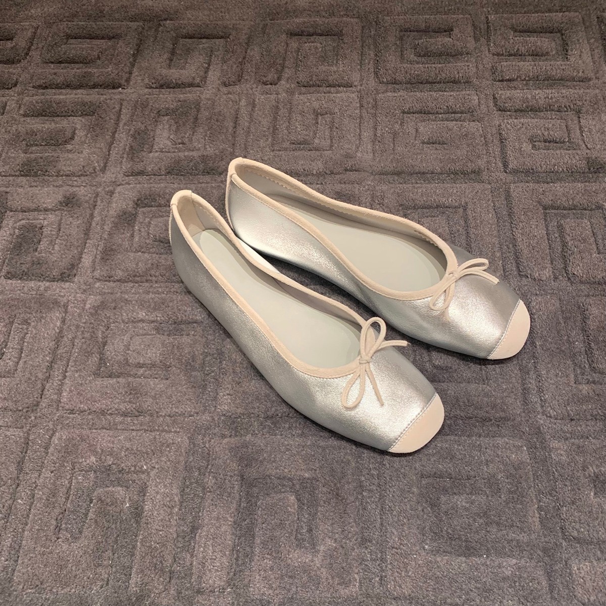 Silk and lambskin French square-toed bow flat shoes, one foot shows small feet, shallow opening ballet shoes, single shoes for women