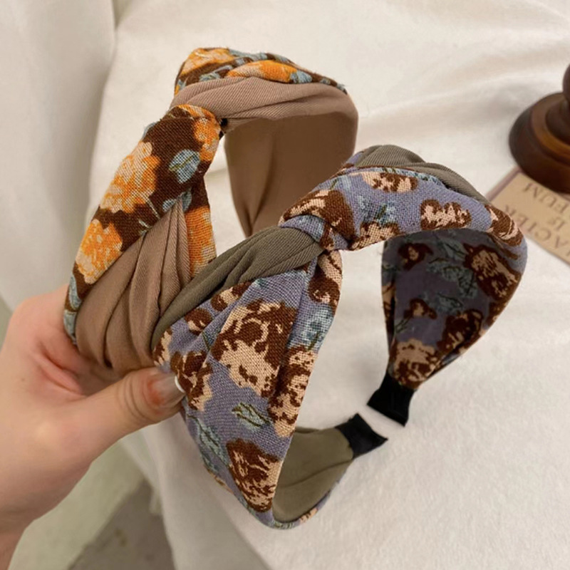 The retro and artistic small floral hair band, a new hair accessory for female Internet celebrities in 2023, features a simple hairpin and an elegant wide-edge headband Application Scenario