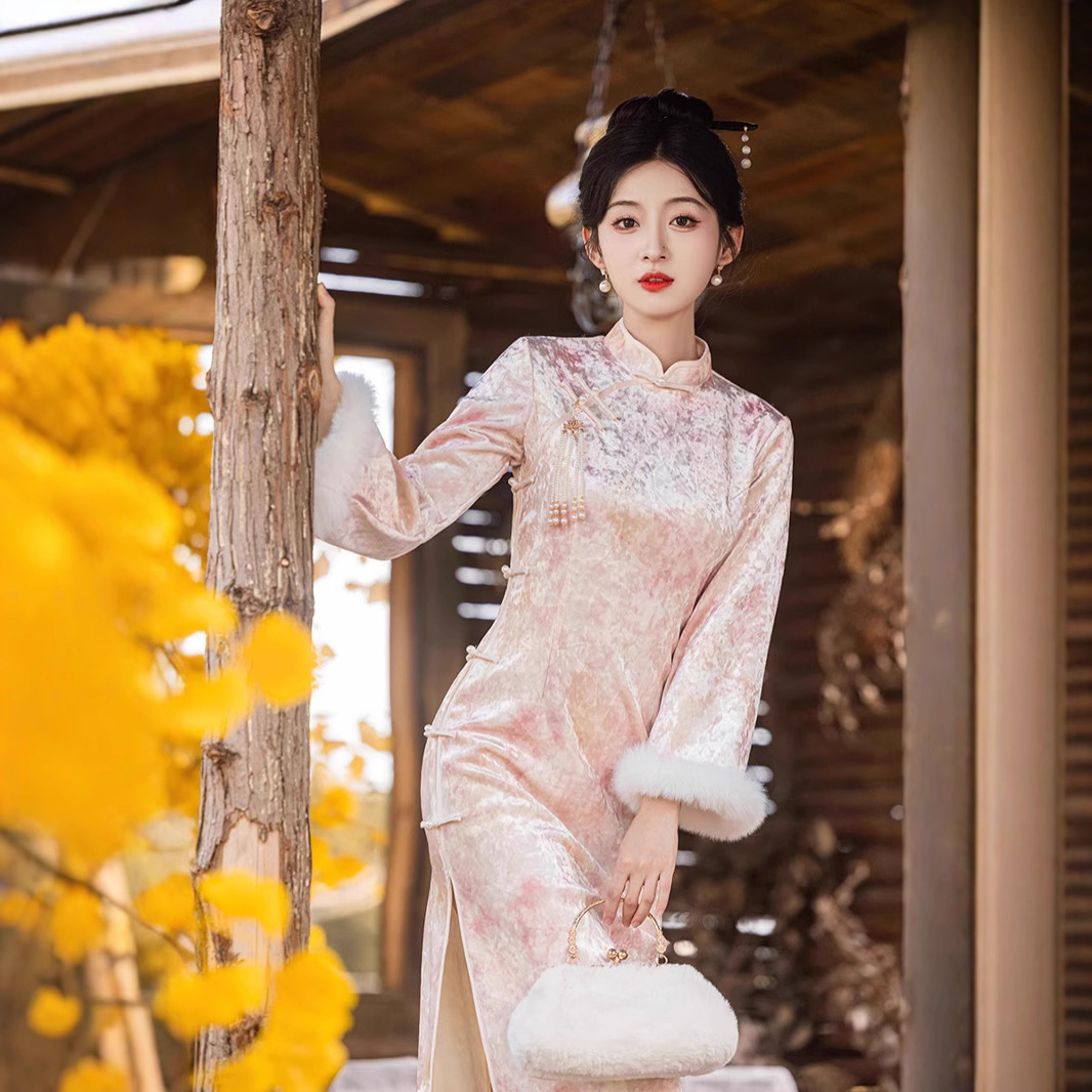 "National Trend 2024 Autumn/Winter Chinese style pearl velvet thickened long pink cheongsam elegant dress for a young girl's slimming engagement. details Picture