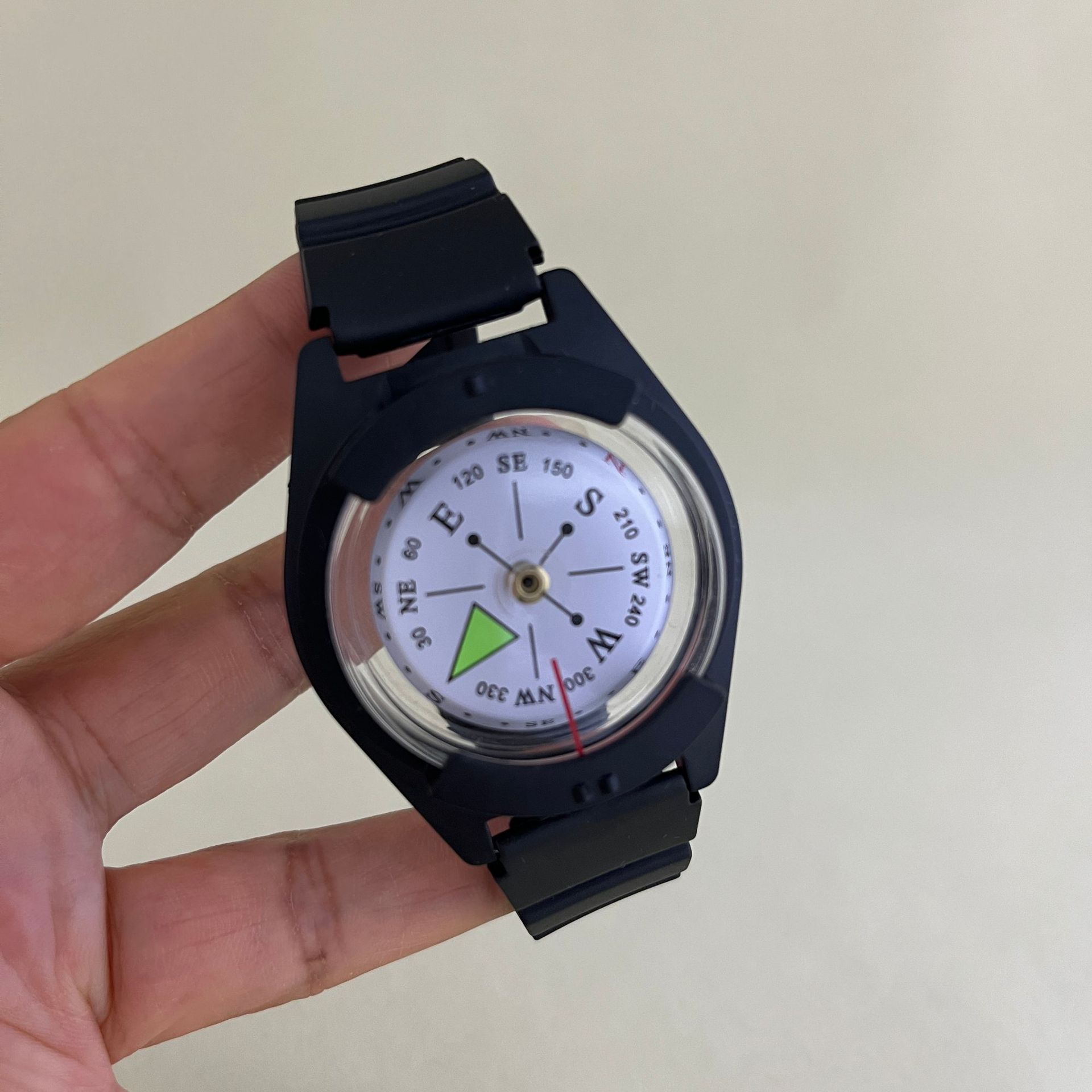 A watch-style diving compass with a strong magnetic wristband and adjustable multi-functional compass for outdoor diving