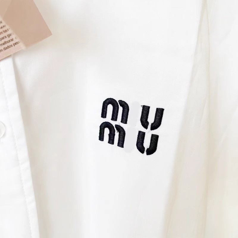 The new M.M autumn collection features a versatile, loose Logo embroidered letter short shirt with a girlish style and long-sleeved casual shirt for women Item Picture