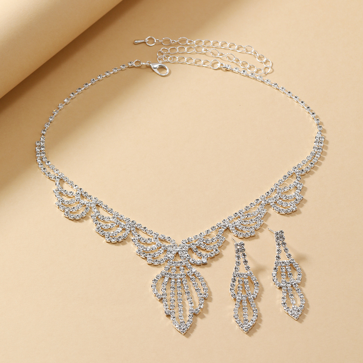 European and American cross-border best-selling women's jewelry, light luxury evening gowns, accessories, wedding dresses, two-piece sets, necklaces and earrings Application Scenario