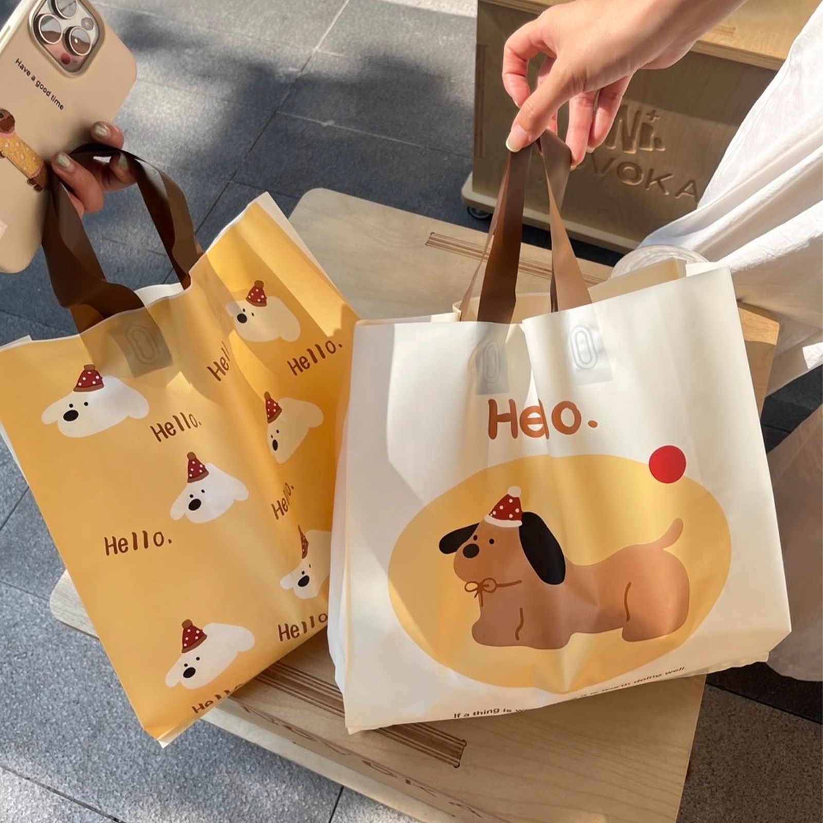 新款服装店童装手提袋衣服打包塑料卡通礼品袋包装袋可印logo批发