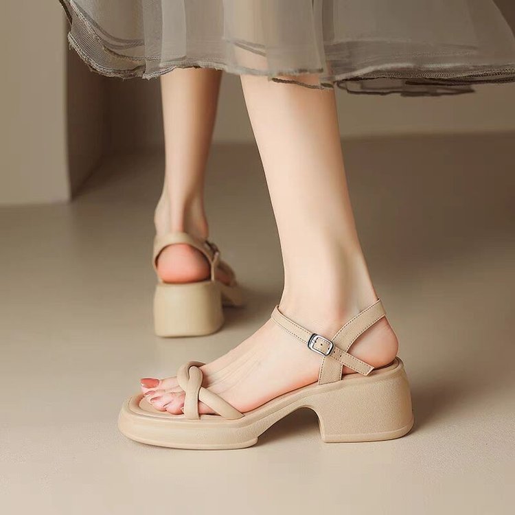 Super Lightweight ~ Open Toe Thick Soled One-Line Buckle Sandals Women 2024 New Summer Casual Thick Heel Beach Shoes Application Scenario