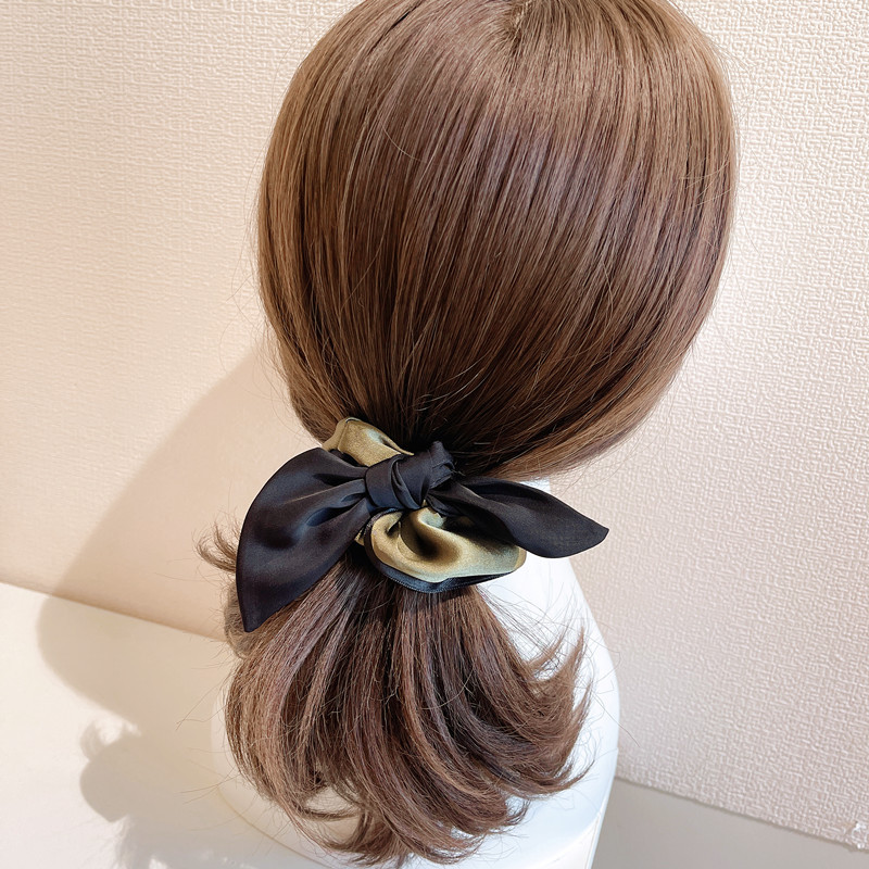 The black large intestine hair tie with leopard print bow in Dongdaemun, South Korea, exudes a high-end feel. It features a deer fur fur hair tie with rabbit ears and a hair tie details Picture
