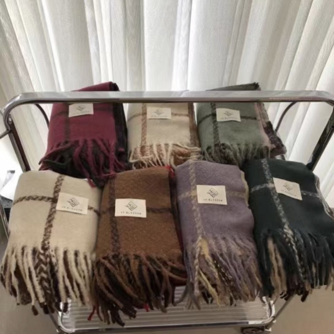 2024韩系格子围巾女冬季高级感气质百搭格纹围脖新款加厚保暖披肩